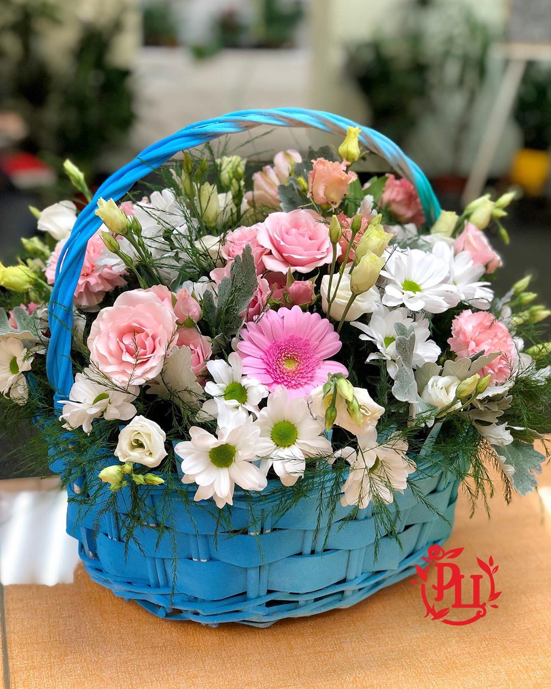 Элегантная композиция в корзине с ноткой летнего настроения - Доставкасвежих цветов в Красноярске