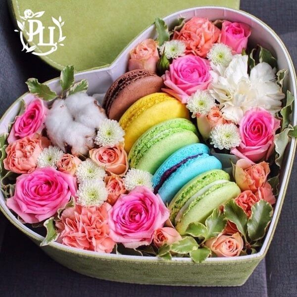 Коробка с цветами и десертом