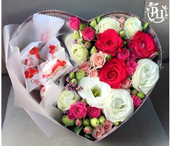 Коробка с конфетами и цветами