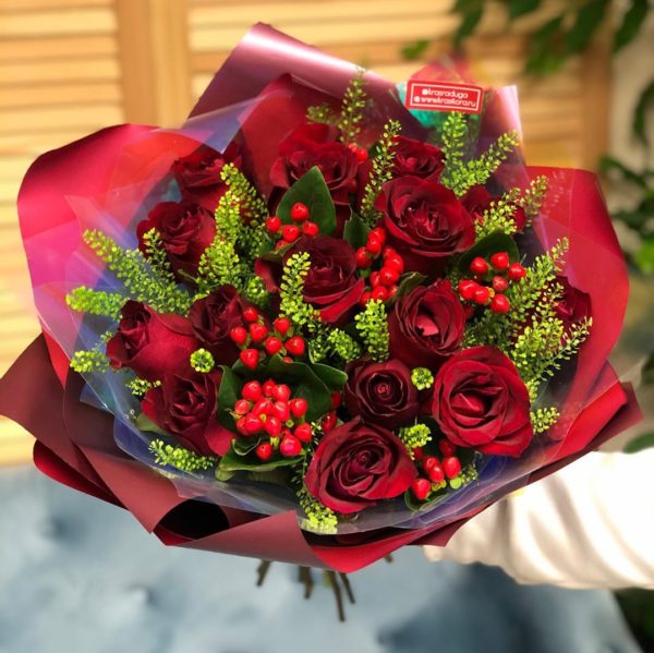 Романтический букет из 15 прекрасных роз с красивой зеленью.